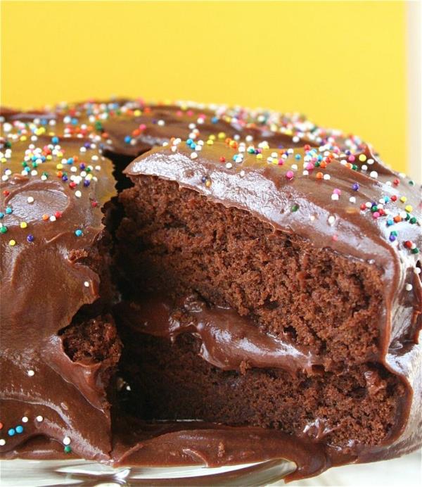 Σοκολατένιο κέικ γεμίζει με ζάχαρη