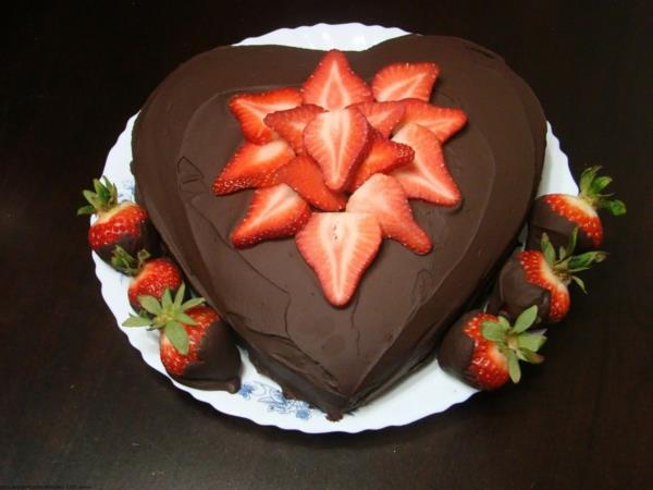 σοκολάτα κέικ σχήμα καρδιάς φράουλες φρέσκες