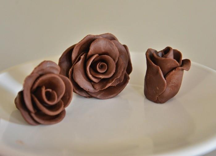 Φτιάξτε μόνοι σας τριαντάφυλλα σοκολάτας με σοκολάτα μοντελοποίησης