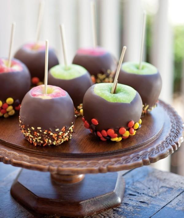 σοκολάτα μήλα με γλυκά και ζάχαρη πασπαλίζει καρναβαλικό μπουφέ