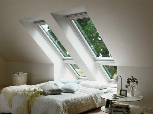 κεκλιμένα παράθυρα σχεδιάζει δωμάτιο οροφής λευκό υπνοδωμάτιο κρεβάτι δίπλα τραπέζι