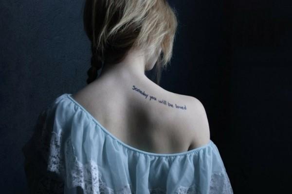 ιδέες τατουάζ γραμματοσειράς γυναίκες τατουάζ στην πλάτη