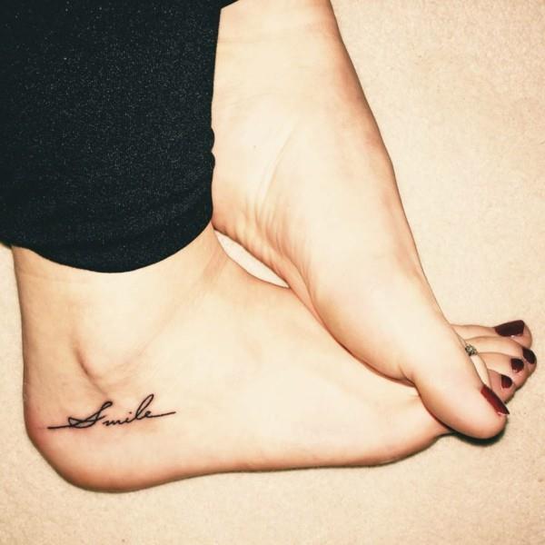 γραμματοσειρά τατουάζ πόδι χαμόγελο