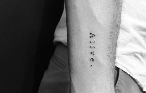 γράμματα μικρά τατουάζ άνδρες ζωντανοί