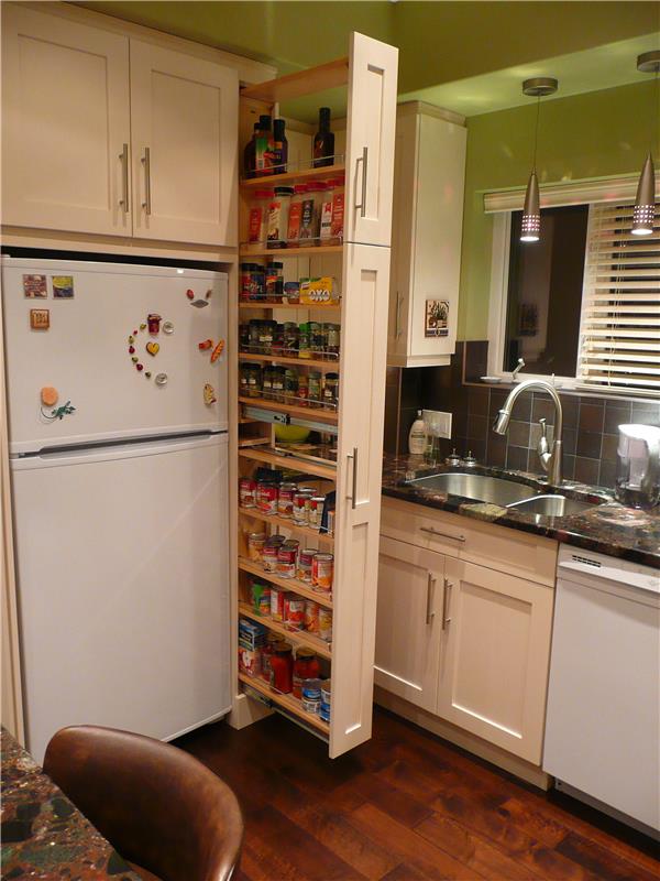 συρτάρι δίπλα στην κουζίνα του ντουλάπι του ψυγείου