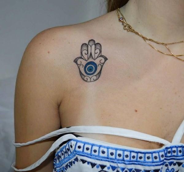 ώμος hamsa τατουάζ με μπλε μάτι