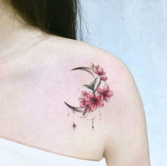 τατουάζ άνθη κερασιού ώμου με μισοφέγγαρο