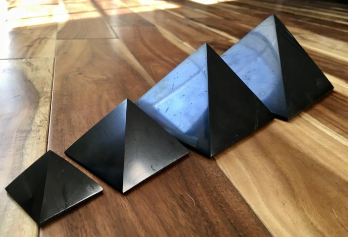 Πυραμίδα Shungite διαφορετικών μεγεθών