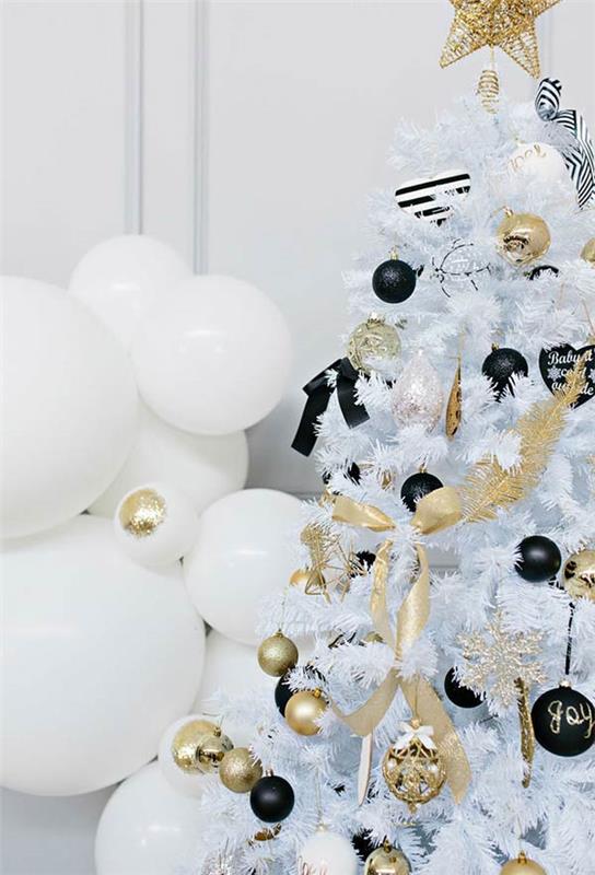 μαύρη και χρυσή λεπτομέρεια διακοσμήσεων χριστουγεννιάτικου δέντρου