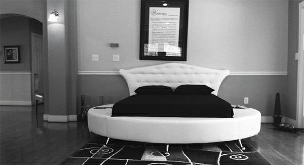 ασπρόμαυρο κρεβάτι στρογγυλό στρώμα με επένδυση κεφαλάρι