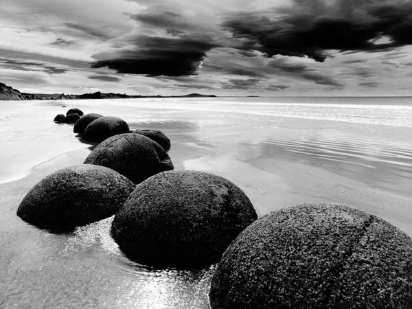 ασπρόμαυρη φωτογραφία φύση τοπίο πέτρες θάλασσας