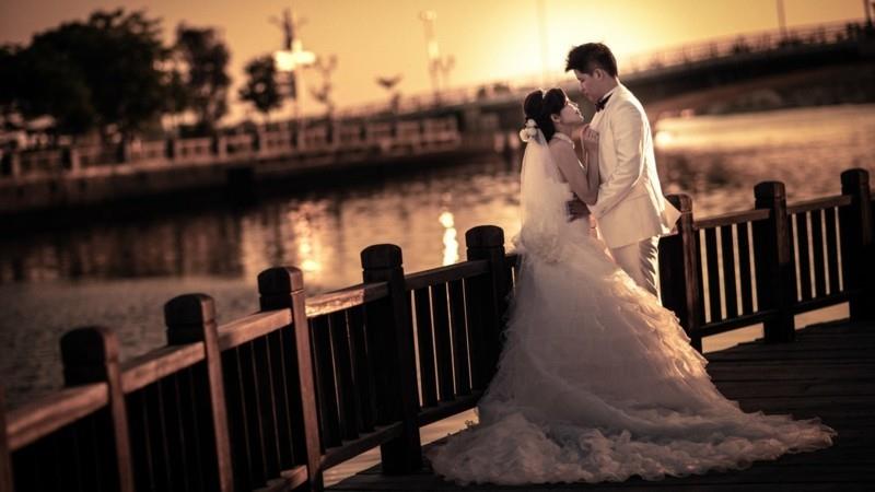 ασπρόμαυρες φωτογραφίες γάμου αφήνουν τη νύφη και τον γαμπρό να γεφυρώσουν
