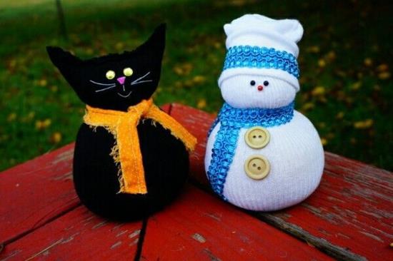 μαύρη γάτα χιονάνθρωπος κάλτσα τσιμπούρι