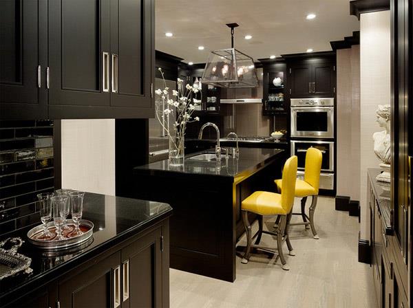 μαύρα έπιπλα κουζίνας και ασυνήθιστες λεπτομέρειες, καρέκλες με κίτρινη προφορά