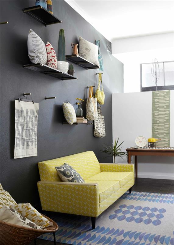 μαύρο χρώμα τοίχου προφορά τοίχου κίτρινος καναπές ανοιχτό χαλί επίπλωση σαλονιού