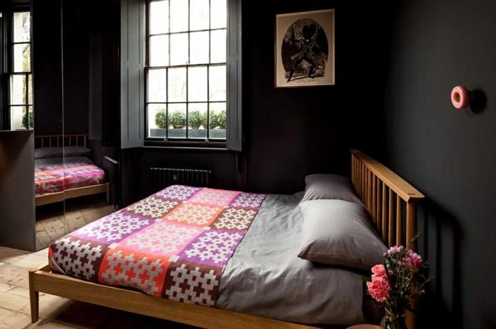 μαύρο τοίχο μπογιά σπιτιών ιδέες κρεβατοκάμαρα χρωματιστά κλινοσκεπάσματα λουλούδια καθρέφτη επιφάνειες