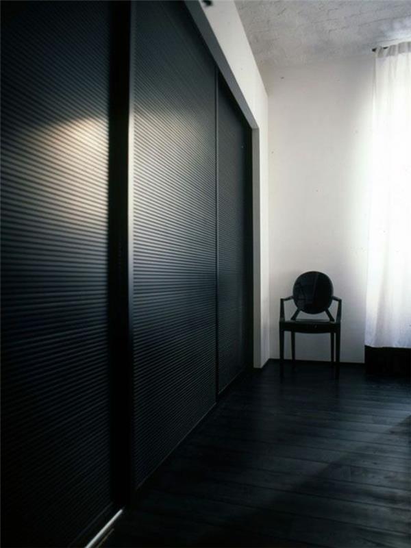μαύρη ντουλάπα συρόμενες πόρτες ιδέες σπιτιού υπνοδωμάτιο σκούρο πάτωμα λευκοί τοίχοι