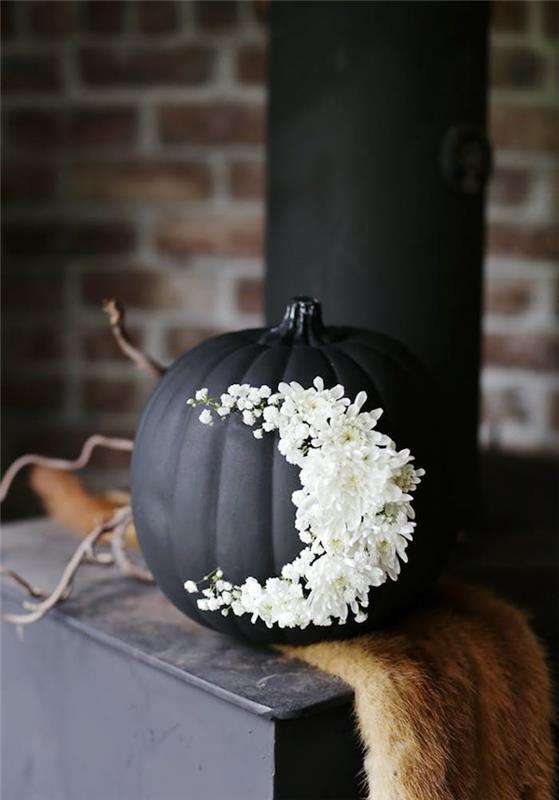 μαύρη κολοκύθα με λευκά λουλούδια για να διακοσμήσετε τις Απόκριες