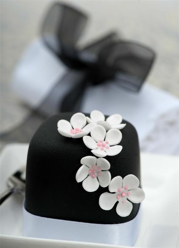 μαύρο μίνι κέικ λευκά λουλούδια