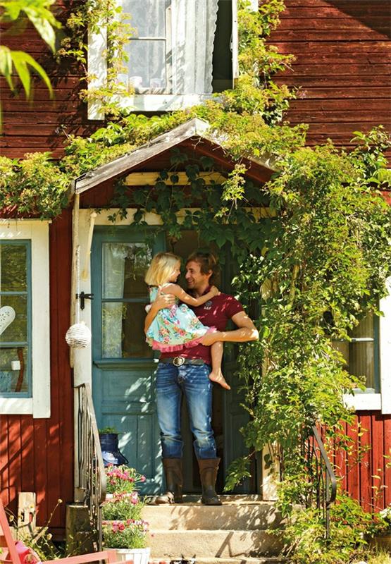 Σουηδικός κήπος με υπόστεγο στέγη στην είσοδο