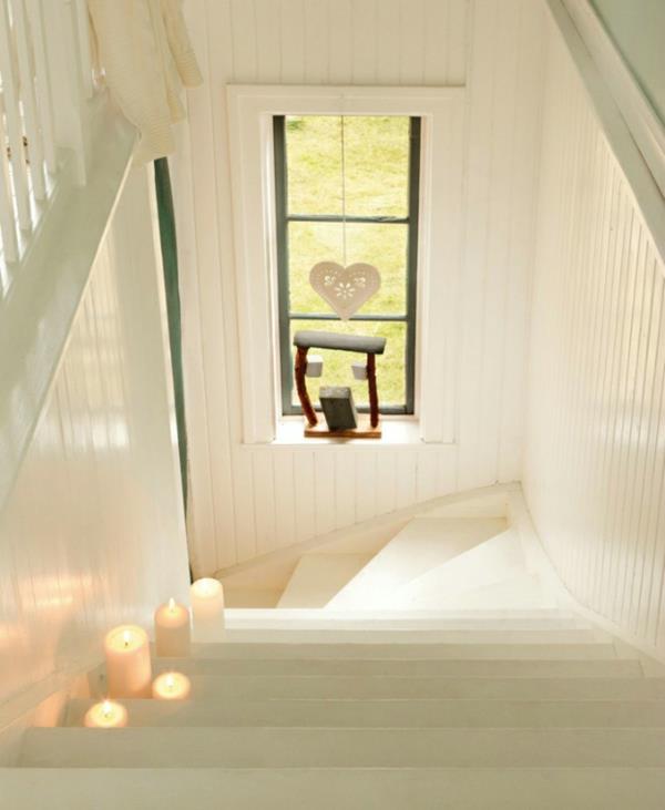 Σουηδικός κήπος ρίχνει σπειροειδή σκάλα σε λευκά κεριά και κολόνες