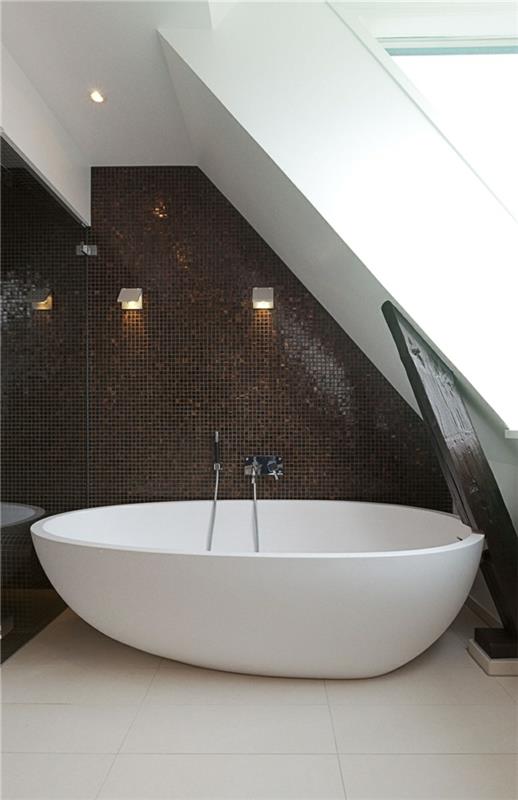 διαμέρισμα σοφίτας στη σουηδική κομψή μπανιέρα μπάνιου