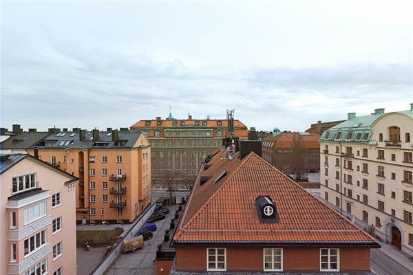 σουηδικό διαμέρισμα σοφίτας κομψή οροφή μπάνιου έξω