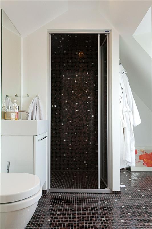 σουηδικό διαμέρισμα σοφίτας κομψό μωσαϊκό πλακάκια μπάνιου σκούρο