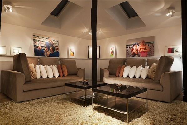 διαμέρισμα σοφίτας στη Σουηδία κομψό καφέ χρώμα παλέτα μαξιλάρια μαξιλάρια καναπέδες