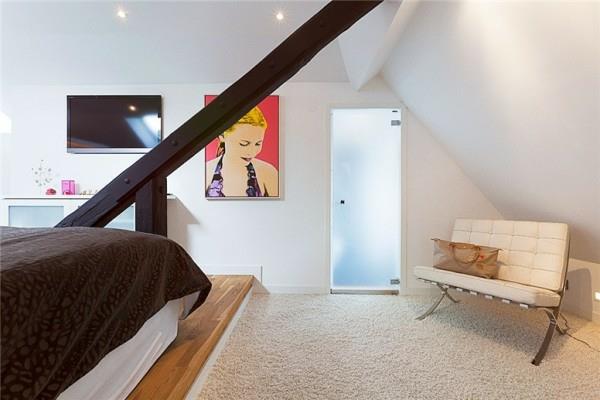 Σουηδικό διαμέρισμα σοφίτας κομψό καναπέ τοίχο ζωγραφικής