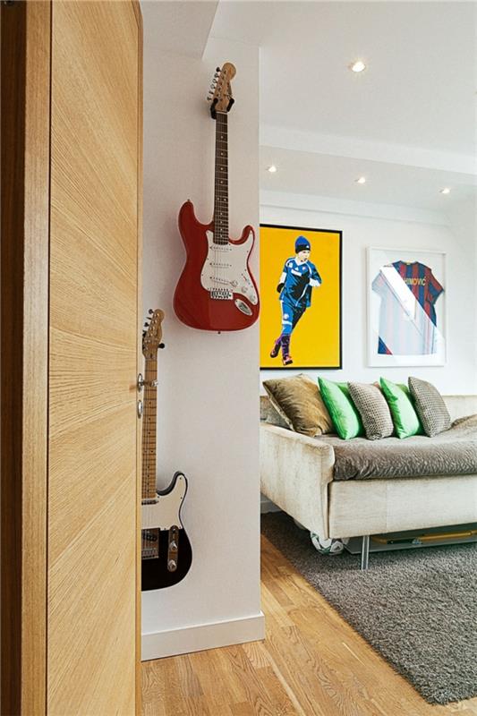 διαμέρισμα σοφίτας στη Σουηδία κομψό κιθάρα κρεμαστούς καναπέδες χαλί
