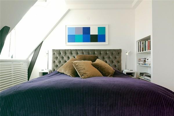 διαμέρισμα σοφίτας στη σουηδική κομψή βελούδινη κρεβατοκάμαρα με υφή