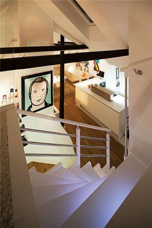 Διαμέρισμα σοφίτας στη Σουηδία κομψή σκάλα που φωτίζει λευκό