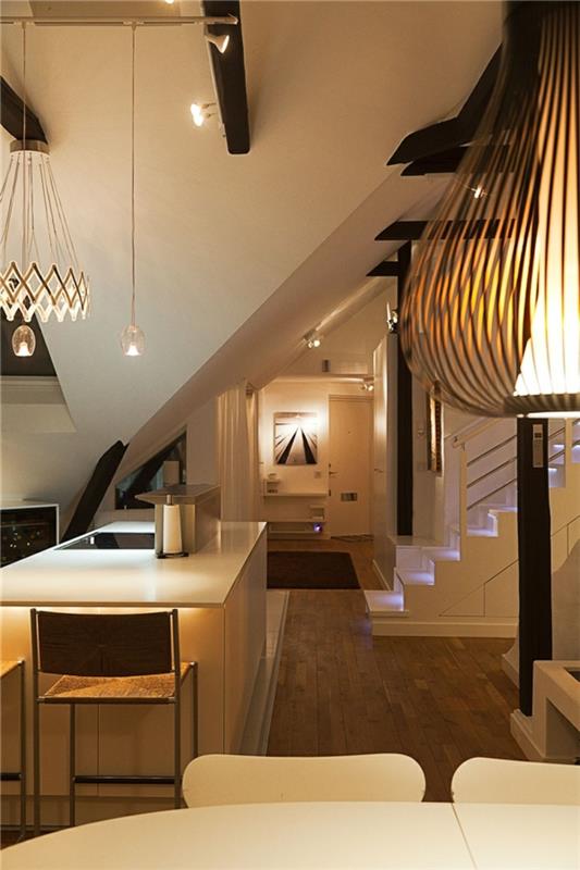 Διαμέρισμα σοφίτας στη Σουηδία κομψό φωτισμό κουζίνας σκάλας