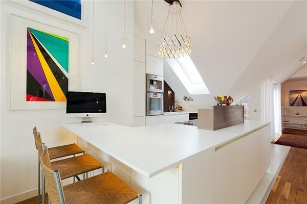 Διαμέρισμα σοφίτας στη Σουηδία κομψή λευκή κουζίνα πάγκου