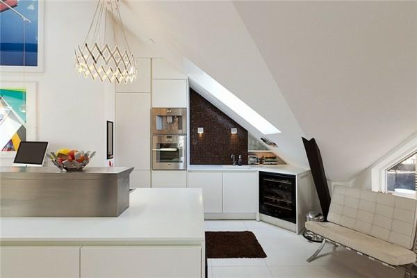 σουηδικό διαμέρισμα σοφίτας κομψό λευκό κουζίνα καναπέ δέρμα