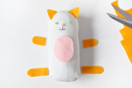 χαριτωμένες κάλτσες γάτας που τσιμπάνε με παιδιά