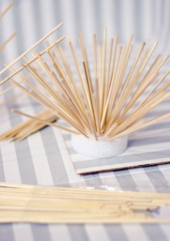 DIY χρυσός αχινός χρυσός από οδοντογλυφίδες και ένα σφουγγάρι