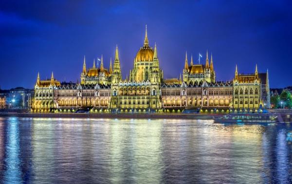 αξιοθέατα της Βουδαπέστης το κοινοβούλιο τη νύχτα