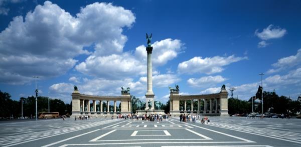 αξιοθέατα της Βουδαπέστης δείτε την πλατεία των ηρώων