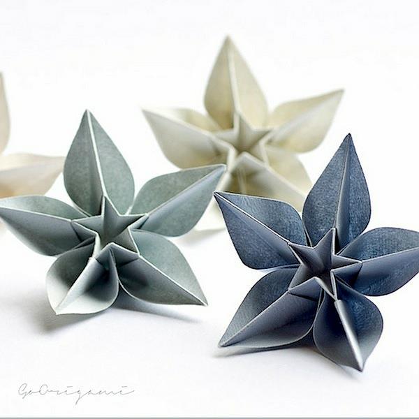 Στολίδια Χριστουγεννιάτικου δέντρου origami σαν λουλούδια