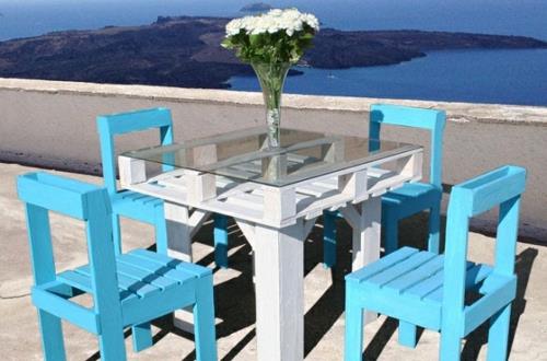 σπιτικά ξύλινα έπιπλα από παλέτες μπλε καρέκλες τραπέζι λευκό
