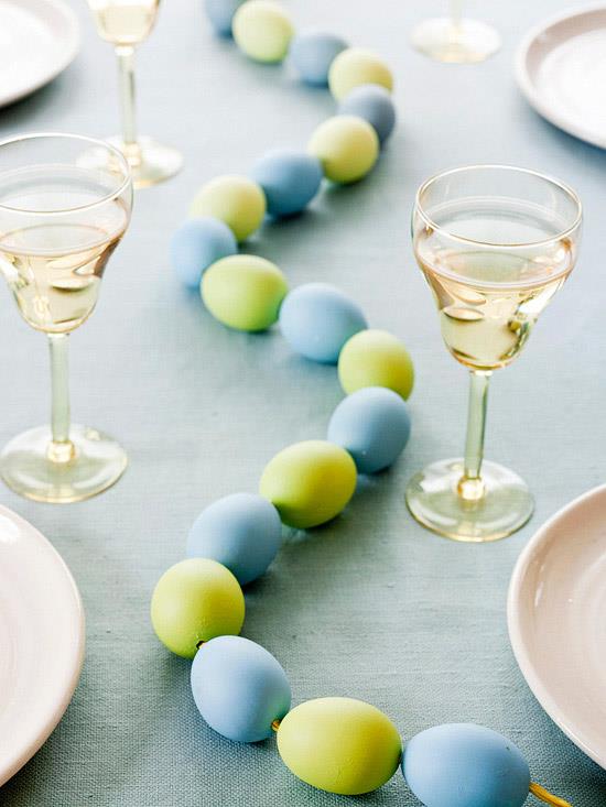 σπιτικά πασχαλινά διακοσμητικά τραπέζια μπλε πράσινα αυγά γιρλάντα