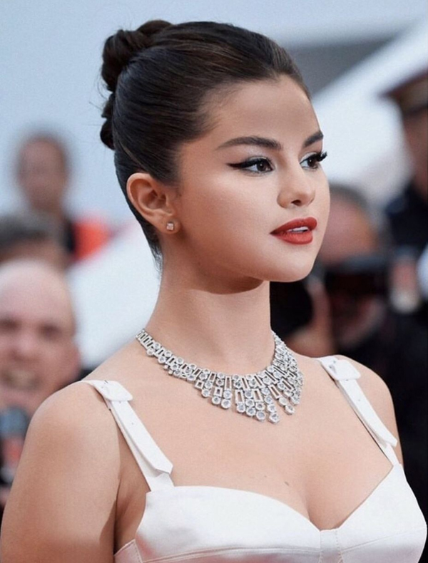 Selena Gomez aukšta bandelė