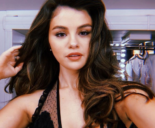 Selena Gomez Uzun Dalgalı Saç