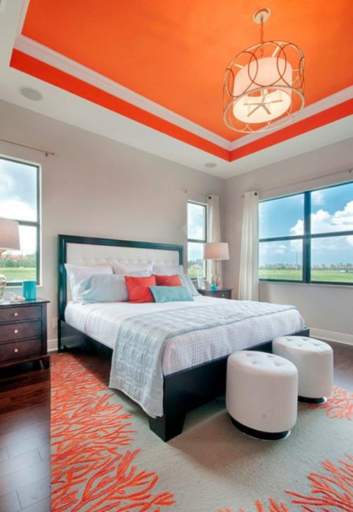 εντυπωσιακό υπνοδωμάτιο σε μοντέρνο σχεδιασμό οροφής με πορτοκαλί χρώμα