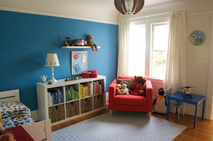 πολυθρόνα κόκκινο παιδικό δωμάτιο μπλε τοίχο ριγέ χαλί