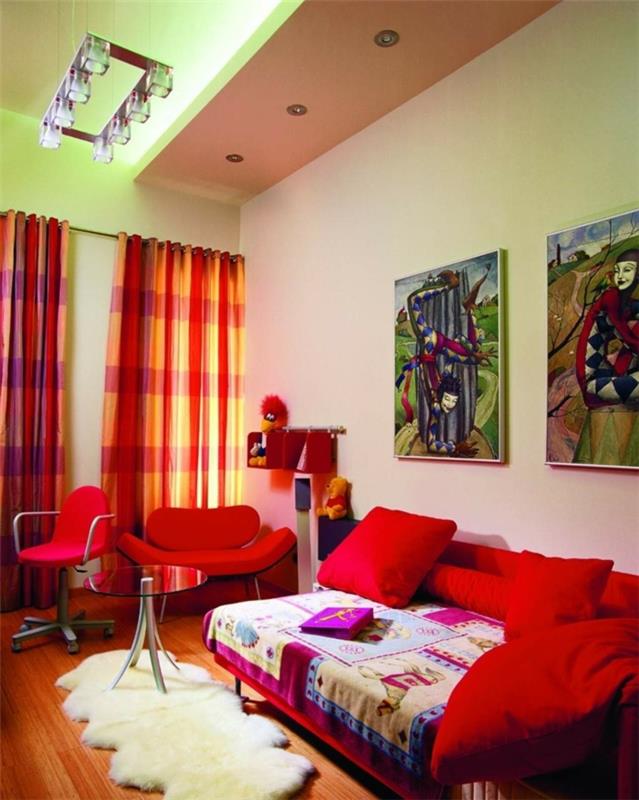 πολυθρόνα κόκκινο σαλόνι έγχρωμες κουρτίνες διακόσμηση τοίχου πολυέλαιος
