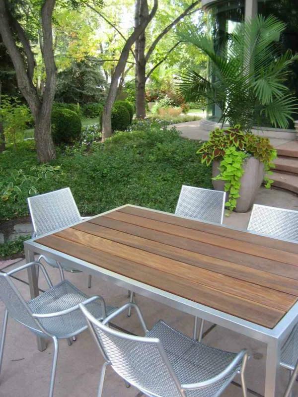 σετ έπιπλα κήπου μεταλλικό τραπέζι τραπεζαρίας ξύλινη πλάκα μοντέρνες εικόνες