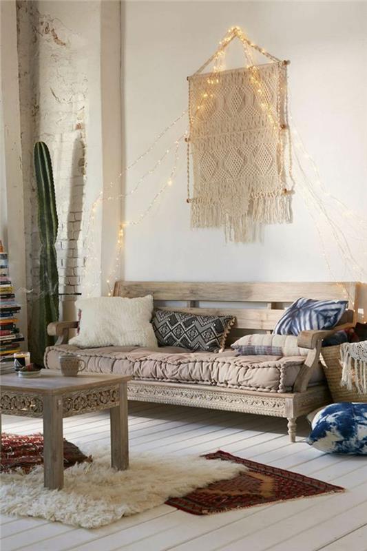 shabby chic έπιπλα boho στυλ ξυλόγλυπτα μακραμέ μαξιλάρια έθνικ χαλιά πρόβειο ξύλο δάπεδο νεράιδα φώτα καναπές